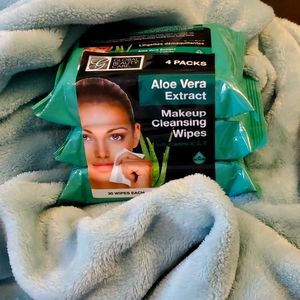 Pack of 3 Aloe Vera extract Makeup Cleansing Wipe. 30 wipers per pack.